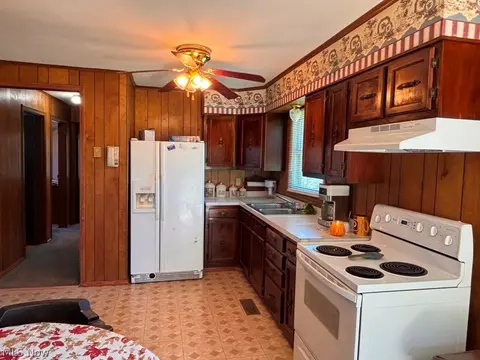 Kitchen - 2392 Cherry Hill Rd, Wheeling, WV 26003 photo 3 of 3