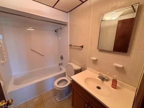 Bath - 2392 Cherry Hill Rd, Wheeling, WV 26003 photo 2 of 2