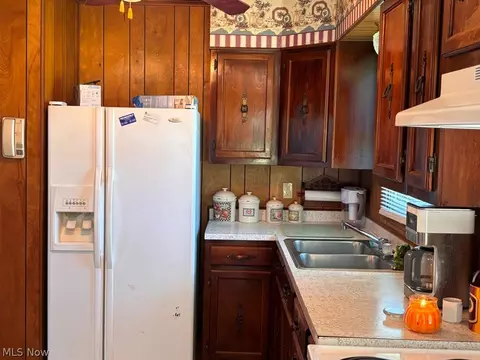 Kitchen - 2392 Cherry Hill Rd, Wheeling, WV 26003 photo 2 of 3
