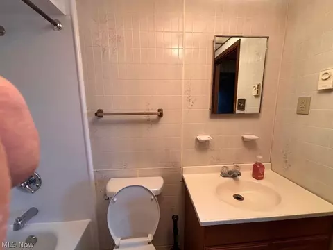 Bath - 2392 Cherry Hill Rd, Wheeling, WV 26003 photo 1 of 2