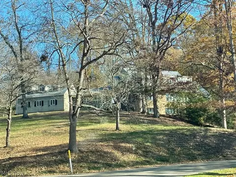 860 Kensington Rd, Coshocton, OH 43812