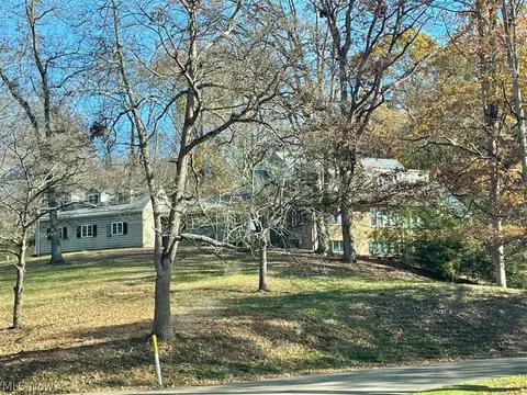 860 Kensington Rd, Coshocton, OH 43812