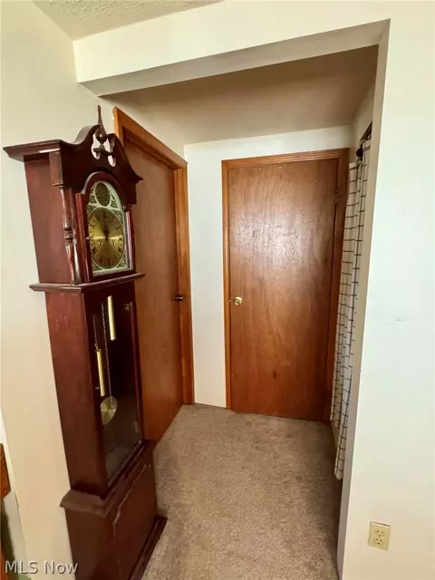 Entry Way - 6205 Jefferson Rd, Ashtabula, OH 44004 photo 2 of 4