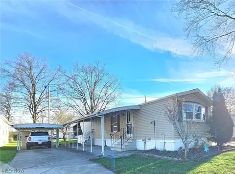 27 Flagler Dr, Olmsted Twp, OH 44138