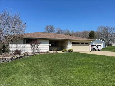 402 Thomas Ln, Girard, OH 44420