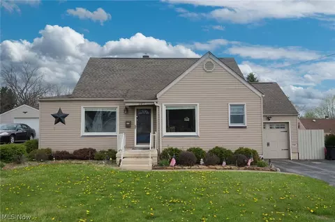 107 Renee Dr, Struthers, OH 44471