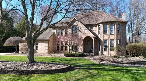 5840 Rosewood Dr, Youngstown, OH 44512