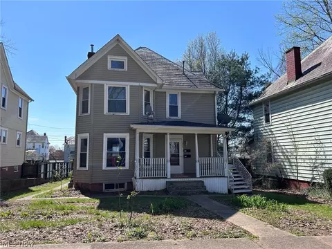 228-230 Oakwood Ave, Marietta, OH 45750