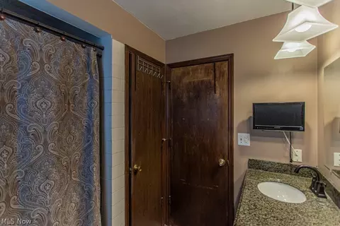 Bath - 733 Squirrel Hill Ct, Boardman, OH 44512 photo 3 of 4