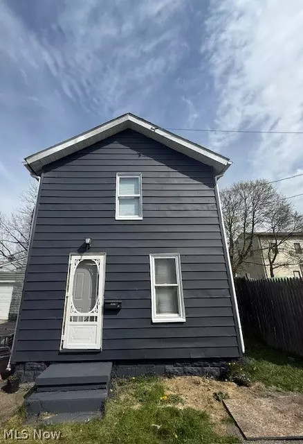 117 2nd St, Girard, OH 44420