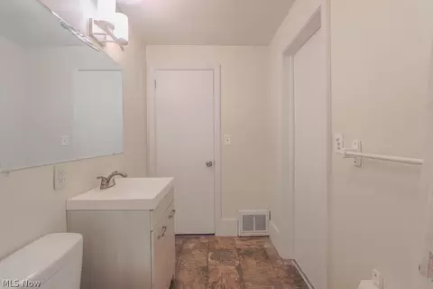 Bath - 41796 Adelbert St, Elyria, OH 44035 photo 2 of 4