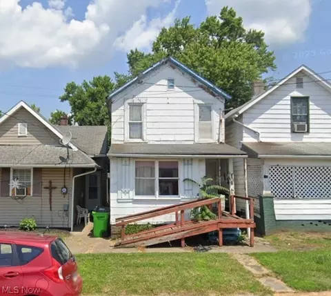 215 E 5th St, Uhrichsville, OH 44683