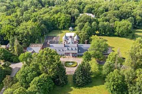 3450 Roundwood Rd, Hunting Valley, OH 44022