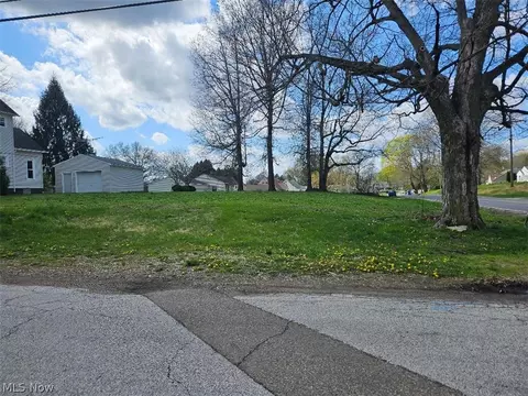 974 Gardner Blvd, Barberton, OH 44203