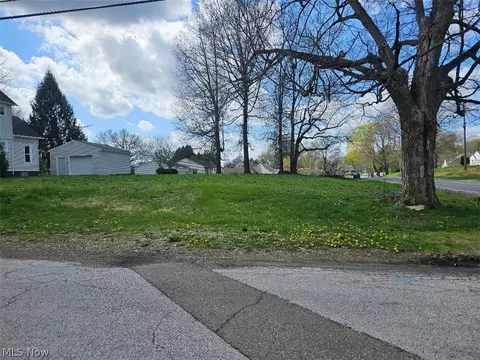 974 Gardner Blvd, Barberton, OH 44203