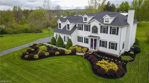 10055 Locust Grove Dr, Chardon, OH 44024