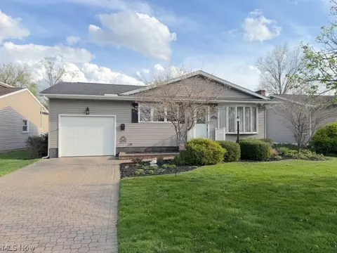 263 Forbes St NE, New Philadelphia, OH 44663
