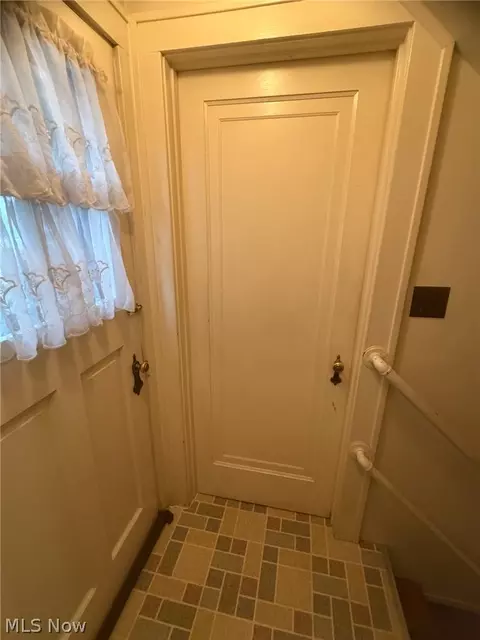 Entry Way - 1133 Bellview St NE, Canton, OH 44721 photo 5 of 6