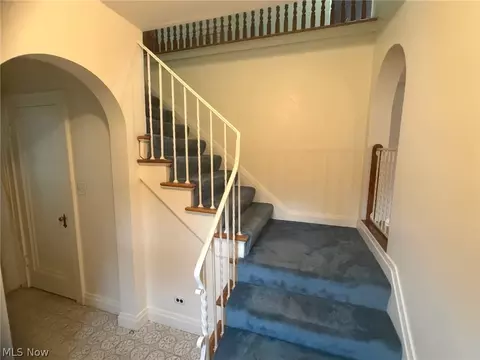Entry Way - 1133 Bellview St NE, Canton, OH 44721 photo 2 of 6