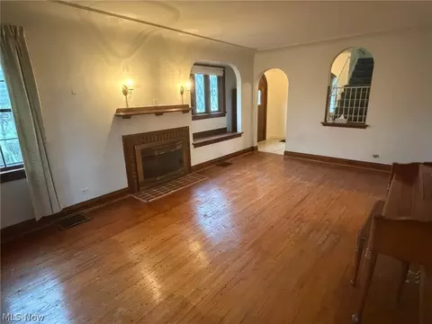 Living - 1133 Bellview St NE, Canton, OH 44721 photo 3 of 6