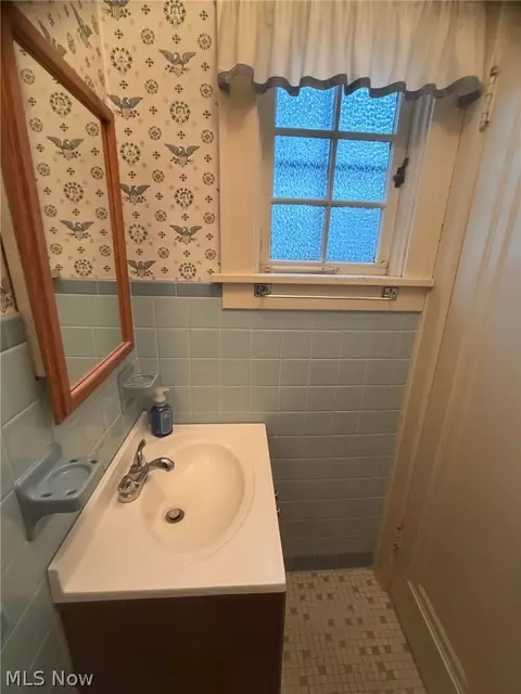 Bath - 1133 Bellview St NE, Canton, OH 44721 photo 2 of 3