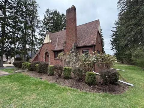Exterior - 1133 Bellview St NE, Canton, OH 44721 photo 5 of 14