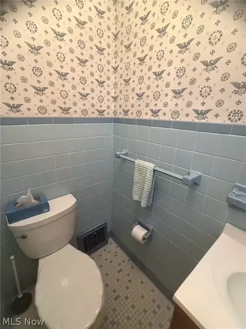Bath - 1133 Bellview St NE, Canton, OH 44721 photo 1 of 3