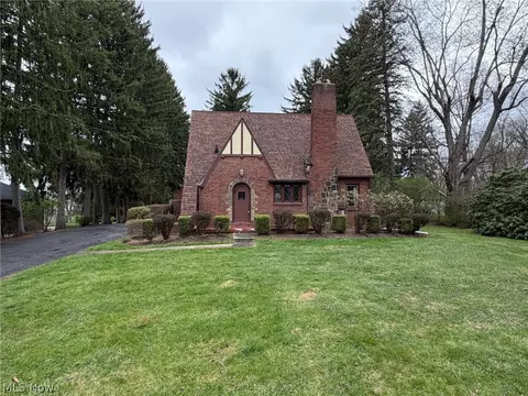 Exterior - 1133 Bellview St NE, Canton, OH 44721 photo 2 of 14