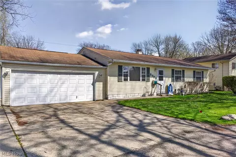 5709 Davis Dr, Mentor, OH 44060 photo 2