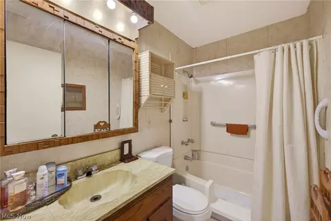 Bath - 5709 Davis Dr, Mentor, OH 44060 photo 2 of 3