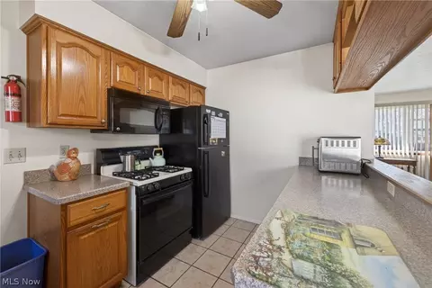 Kitchen - 5709 Davis Dr, Mentor, OH 44060 photo 3 of 5