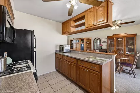 Kitchen - 5709 Davis Dr, Mentor, OH 44060 photo 4 of 5