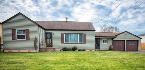 831 School St, Hubbard, OH 44425