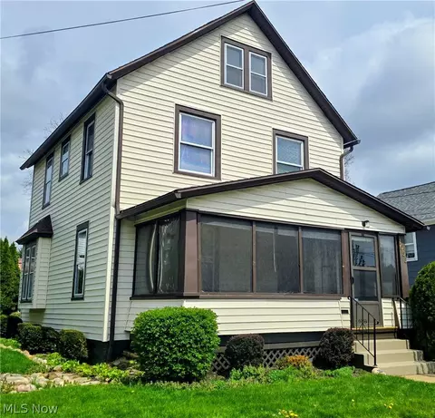 1055 W Tuscarawas Ave, Barberton, OH 44203