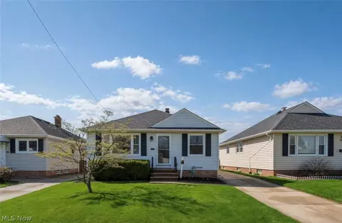 3003 Park Dr, Parma, OH 44134