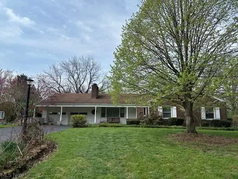 3614 Parkhill Cir NW, Canton, OH 44718