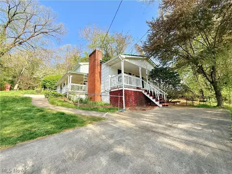 1181 Clement Ave, Belpre, OH 45714