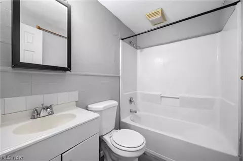 Bath - 1627 E 33rd St, Lorain, OH 44055 photo 1 of 1
