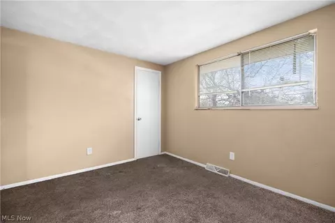 Bedroom - 1627 E 33rd St, Lorain, OH 44055 photo 7 of 9