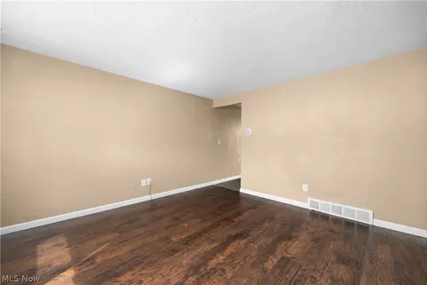 Living - 1627 E 33rd St, Lorain, OH 44055 photo 4 of 5