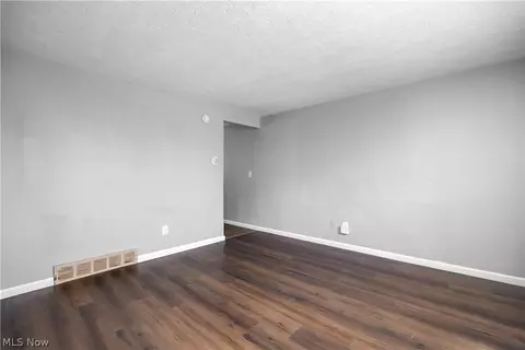 Living - 1627 E 33rd St, Lorain, OH 44055 photo 1 of 5