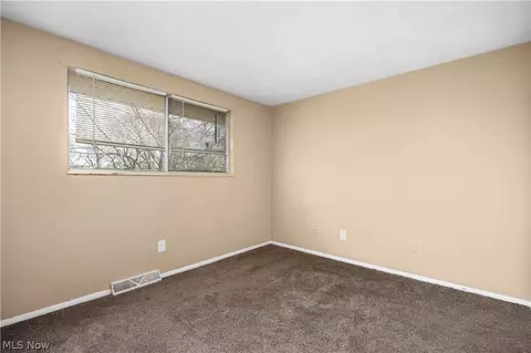 Bedroom - 1627 E 33rd St, Lorain, OH 44055 photo 6 of 9