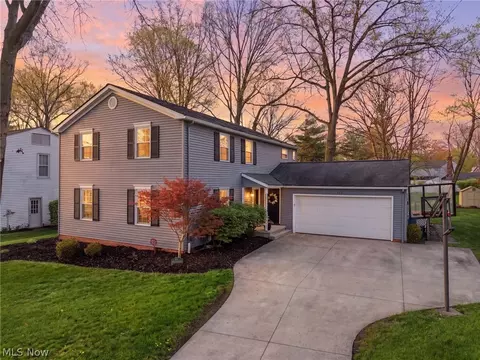 613 Welshire Dr, Bay Village, OH 44140