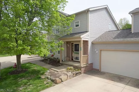 8683 Kingfisher Ln, Macedonia, OH 44056
