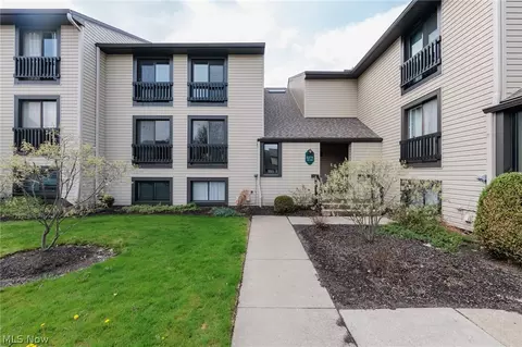 6270 Greenwood Pkwy #402, Sagamore Hills, OH 44067