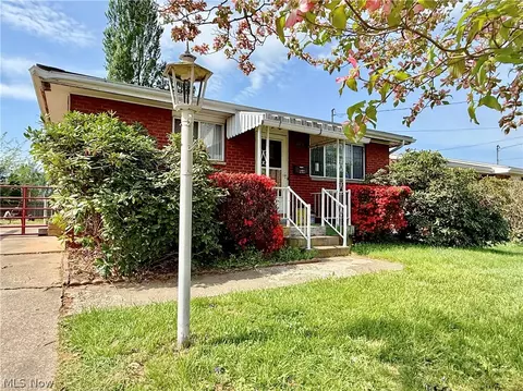 608 32nd St, Vienna, WV 26105