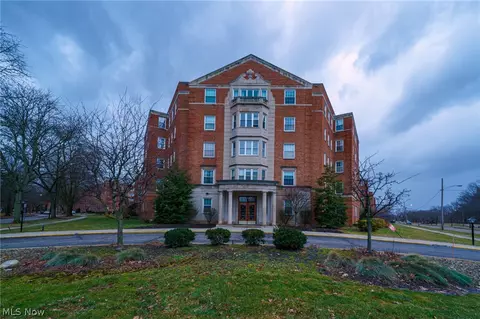 13800 Fairhill Rd #101, Shaker Heights, OH 44120