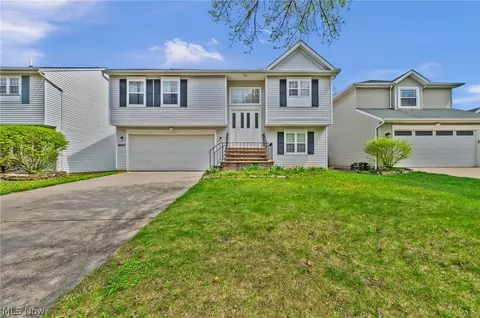 9561 Cyprus Ln, Olmsted Falls, OH 44138