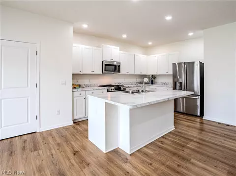 Kitchen - 421 River Run Dr, Elyria, OH 44035 photo 2 of 4