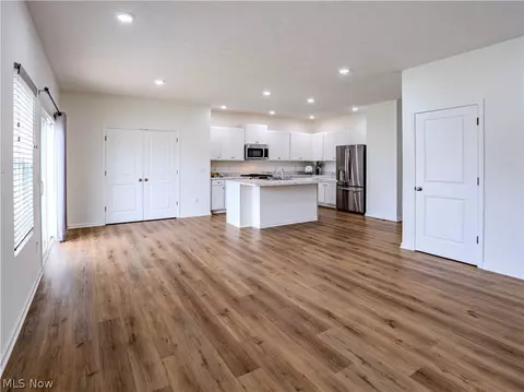 Living - 421 River Run Dr, Elyria, OH 44035 photo 3 of 4